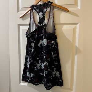 Lululemon 8 multicolor dark tank for yoga fitness no bra EUC